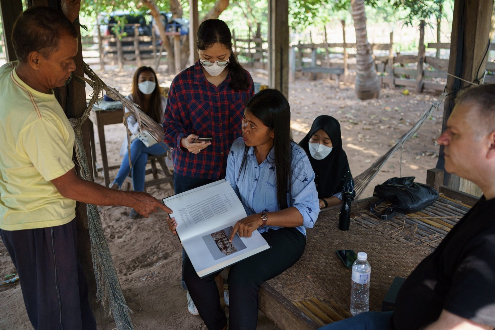 April 7, 2022 - Preah Vihear (Cambodia). Brad J. Gordon’s assistants chat with a villager regarding the looting of statues and artifacts from Prasat Khnar temple.